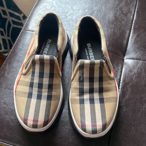 New Burberry shoe size 27 unisex